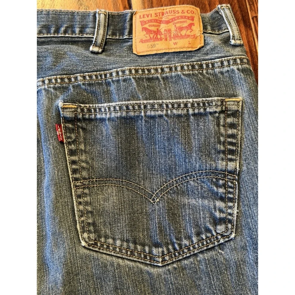 Men's Levi's 559 straight fit jeans‎ in a light wash, size W40 L32